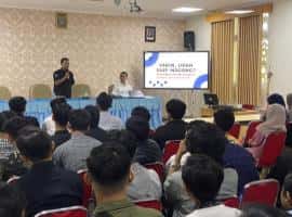 Direktur Teknik Radio Kota Batik Bagikan Kiat Sukses Magang kepada Mahasiswa KPI